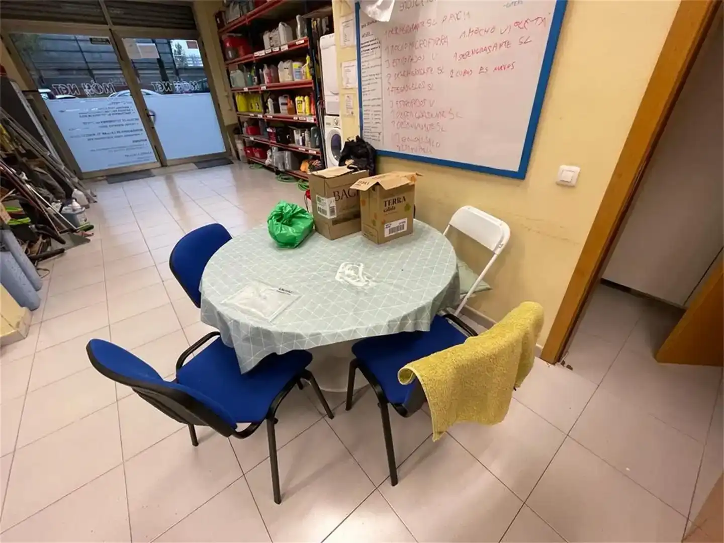 Menjador de Local de lloguer en Barcelona amb Aire condicionat