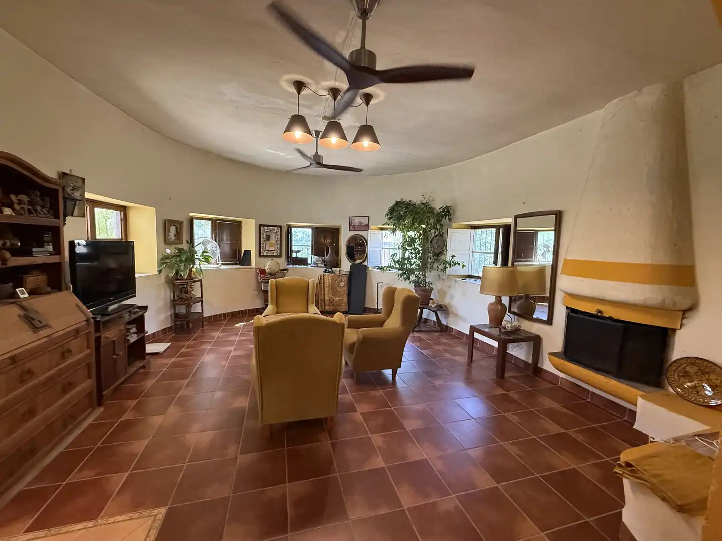 Sala de estar de Finca rústica en venta en Santa Eulària des Riu con Aire acondicionado, Calefacción y Jardín privado