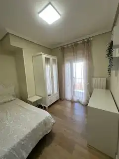 Dormitori de Apartament en venda en León Capital  amb Calefacció, Parquet i Terrassa