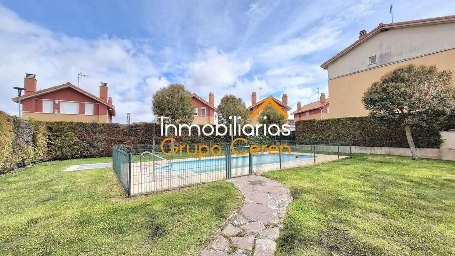 Vista exterior de Casa adosada en venda en Azofra amb Calefacció, Jardí privat i Terrassa