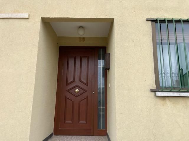 Vista exterior de Casa adosada en venda en Bernardos amb Calefacció