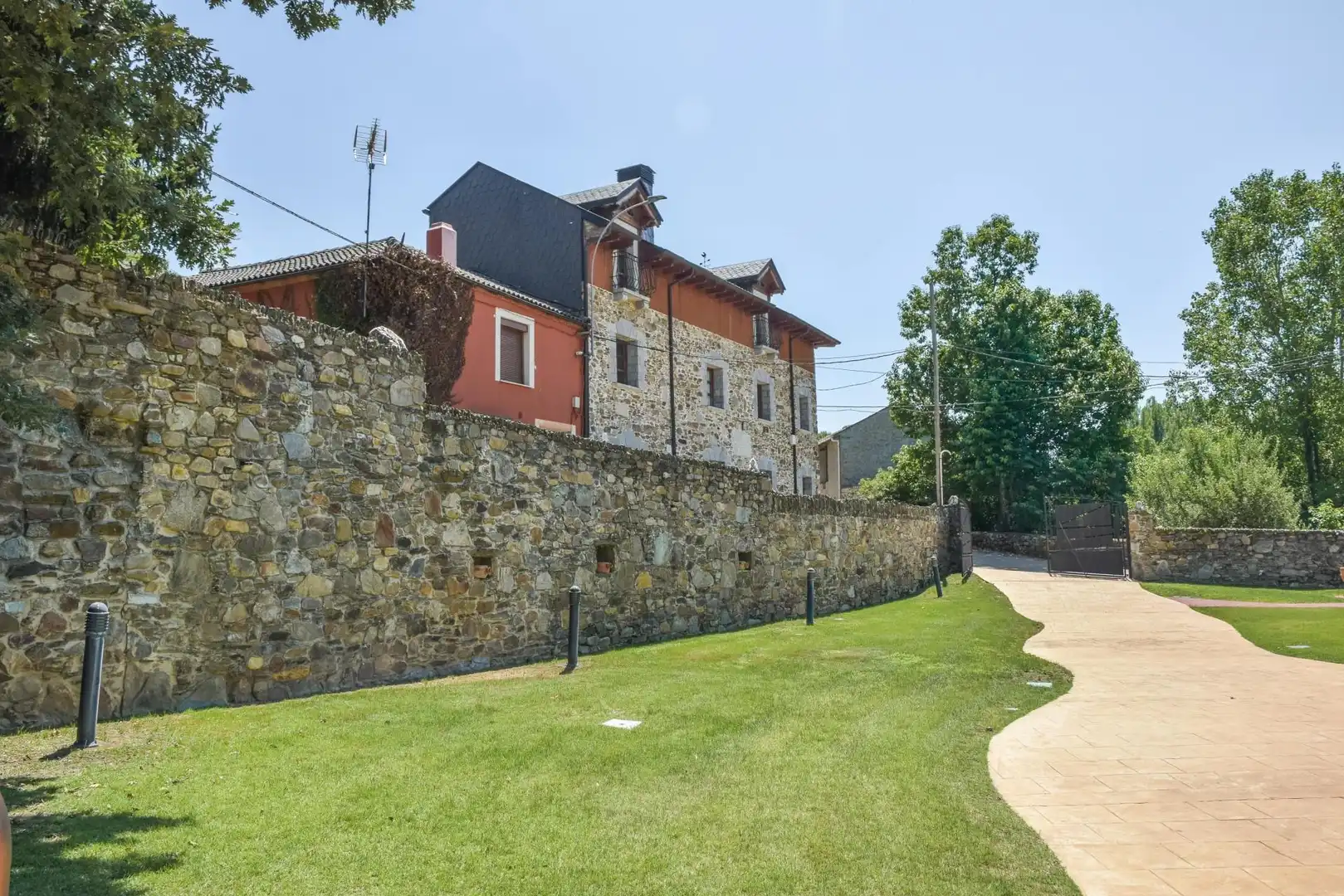 Vista exterior de Finca rústica en venda en Riello amb Calefacció