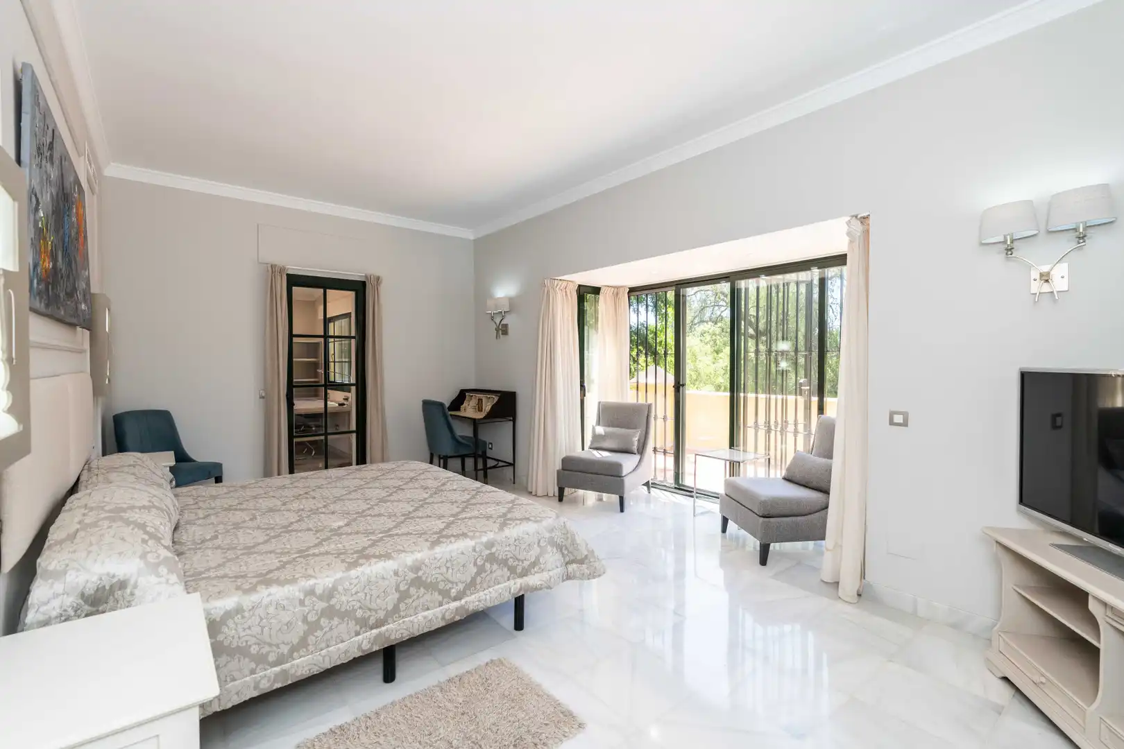 Dormitori de Casa o xalet en venda en Marbella amb Aire condicionat, Jardí privat i Terrassa