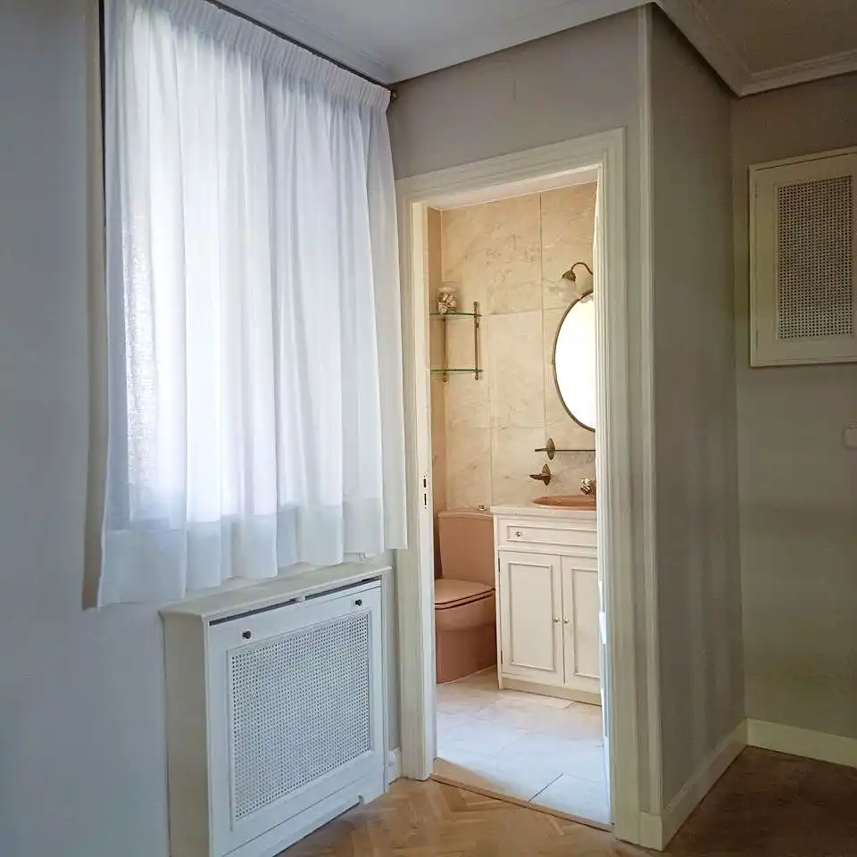 Bathroom of Flat for rent in Madrid  with Air Conditioner, Heating and Parquet flooring
