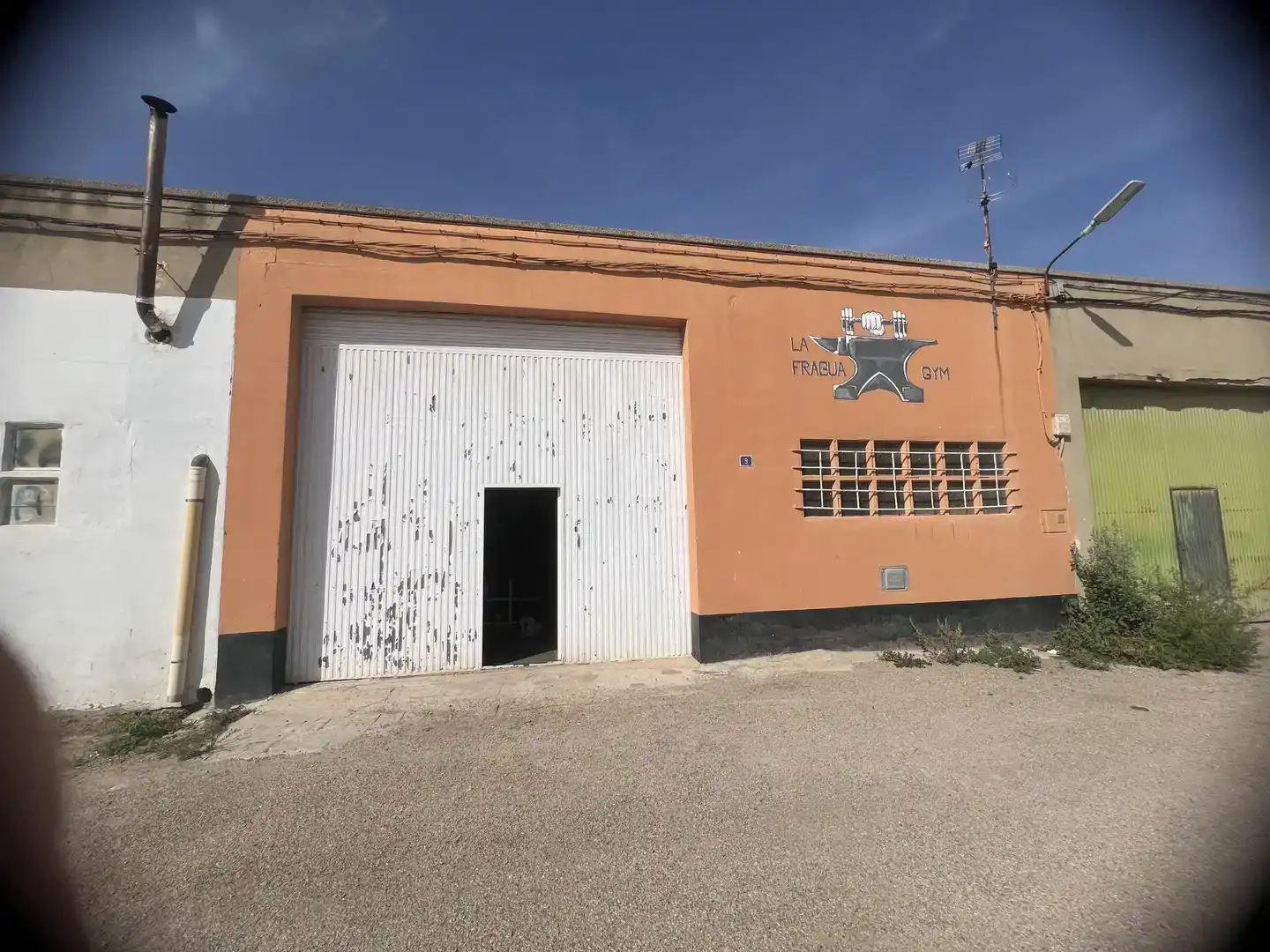 Vista exterior de Local en venta en Calanda, Teruel