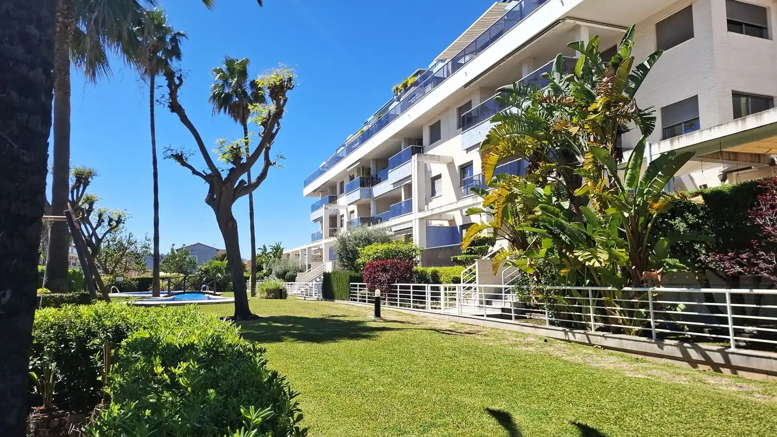 Vista exterior de Àtic en venda en Dénia amb Aire condicionat, Calefacció i Jardí privat