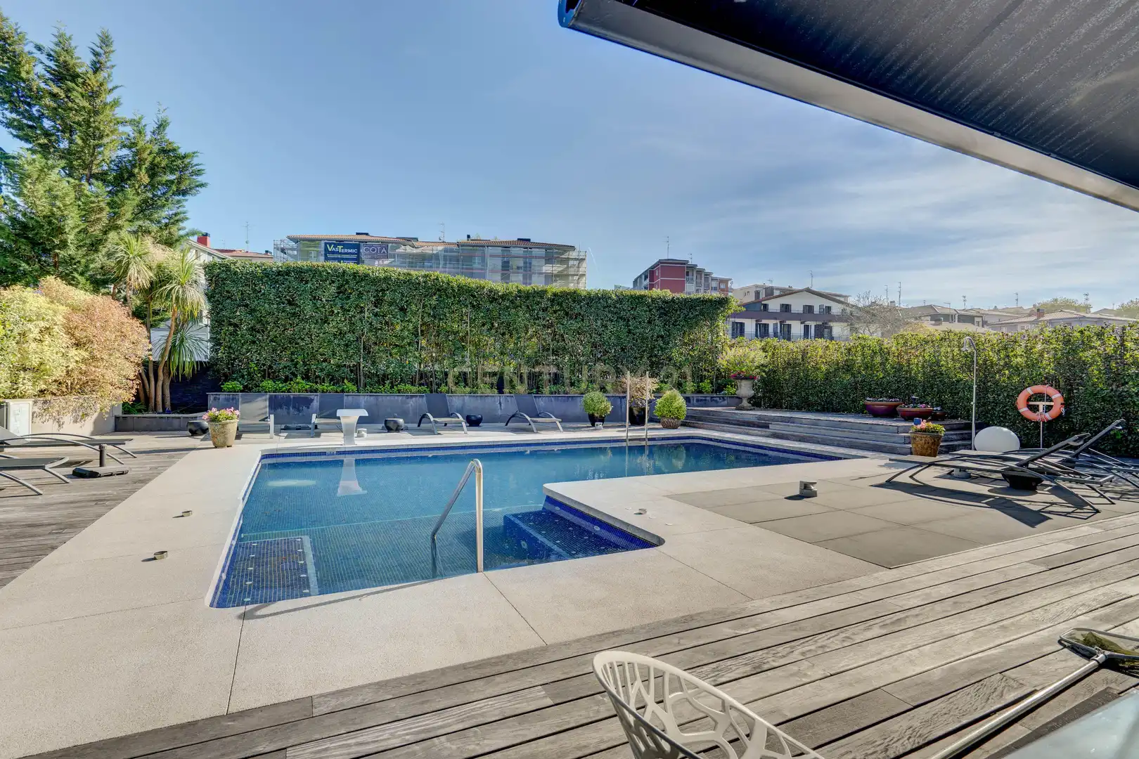Piscina de Casa o xalet en venda en Donostia - San Sebastián  amb Aire condicionat, Jardí privat i Piscina