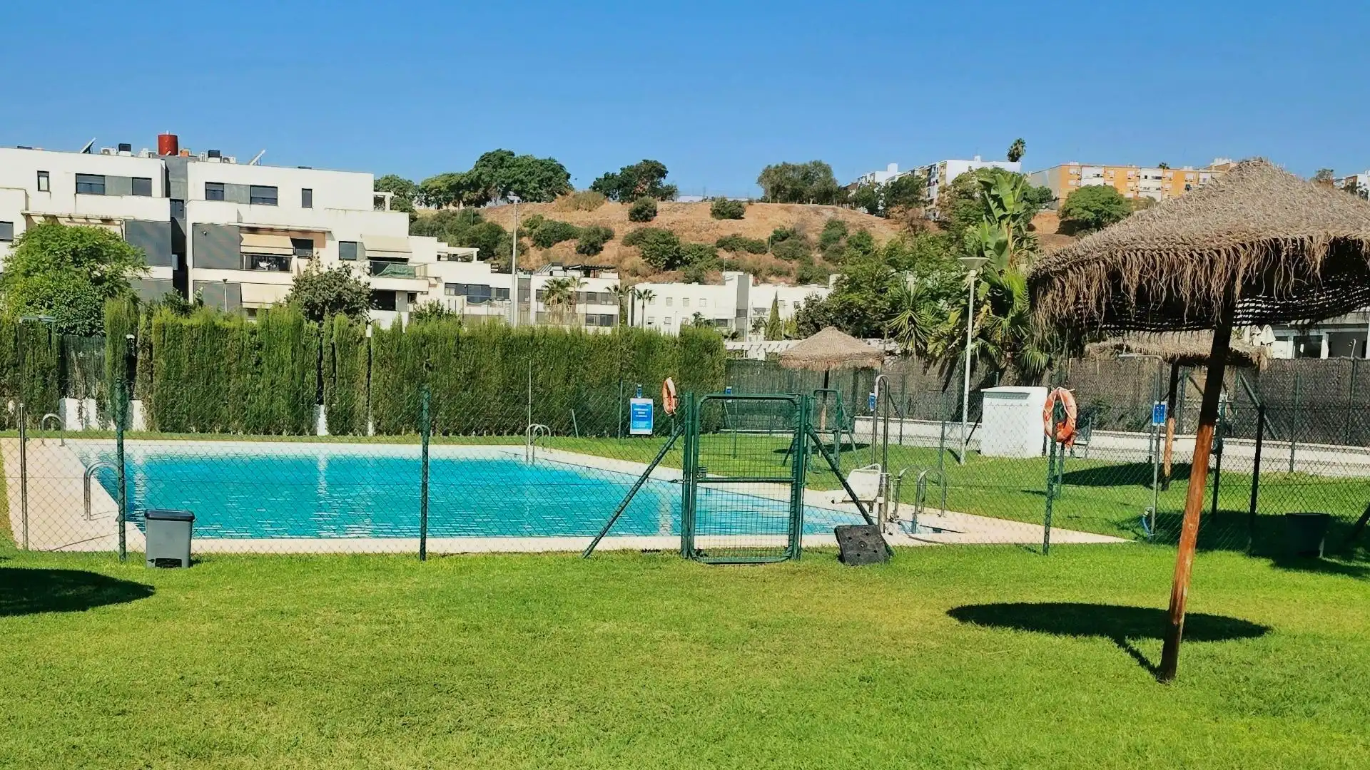 Piscina de Pis en venda en San Juan de Aznalfarache amb Aire condicionat, Jardí privat i Parquet