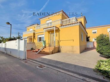 Xalet amb piscina en venda a Calle Eslora