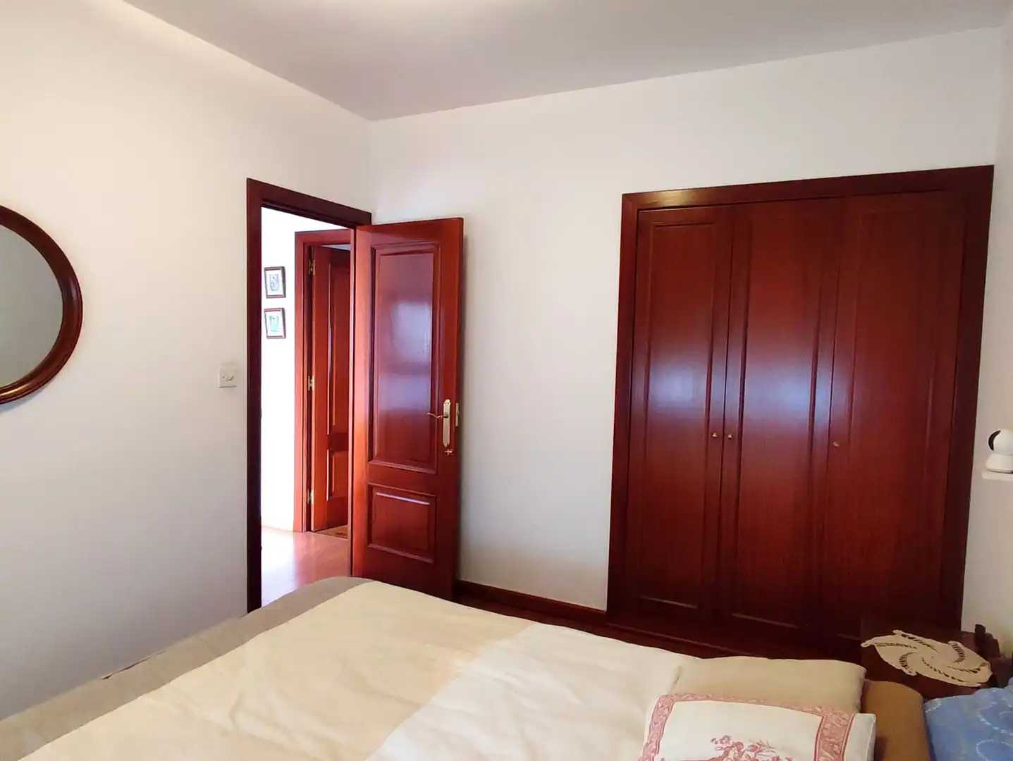 Dormitori de Casa o xalet en venda en Carral amb Jardí privat, Terrassa i Moblat