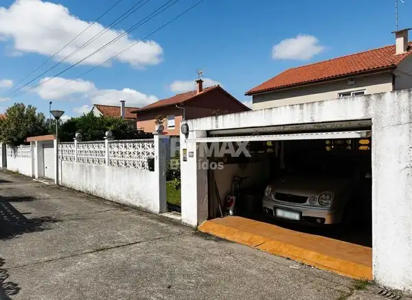 Vista exterior de Casa o xalet en venda en Nigrán amb Calefacció, Jardí privat i Parquet