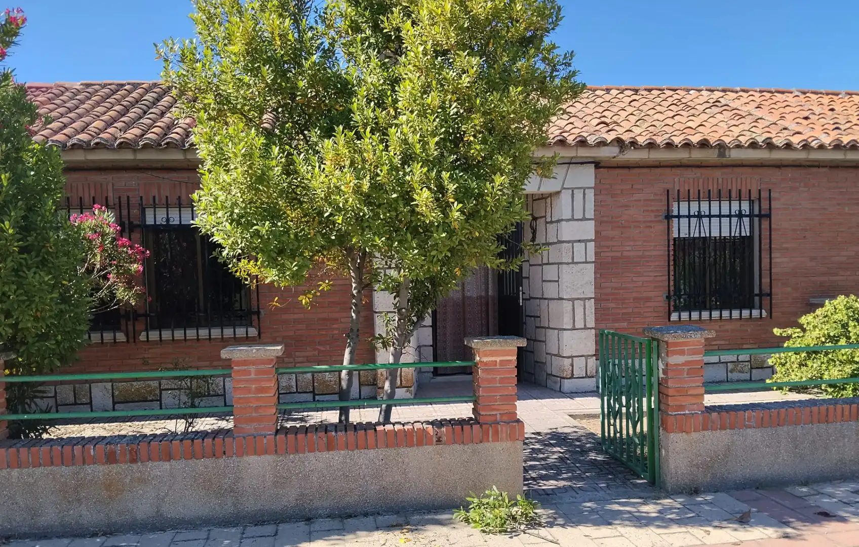 House with garden for sale in Calle Conde Vallellano