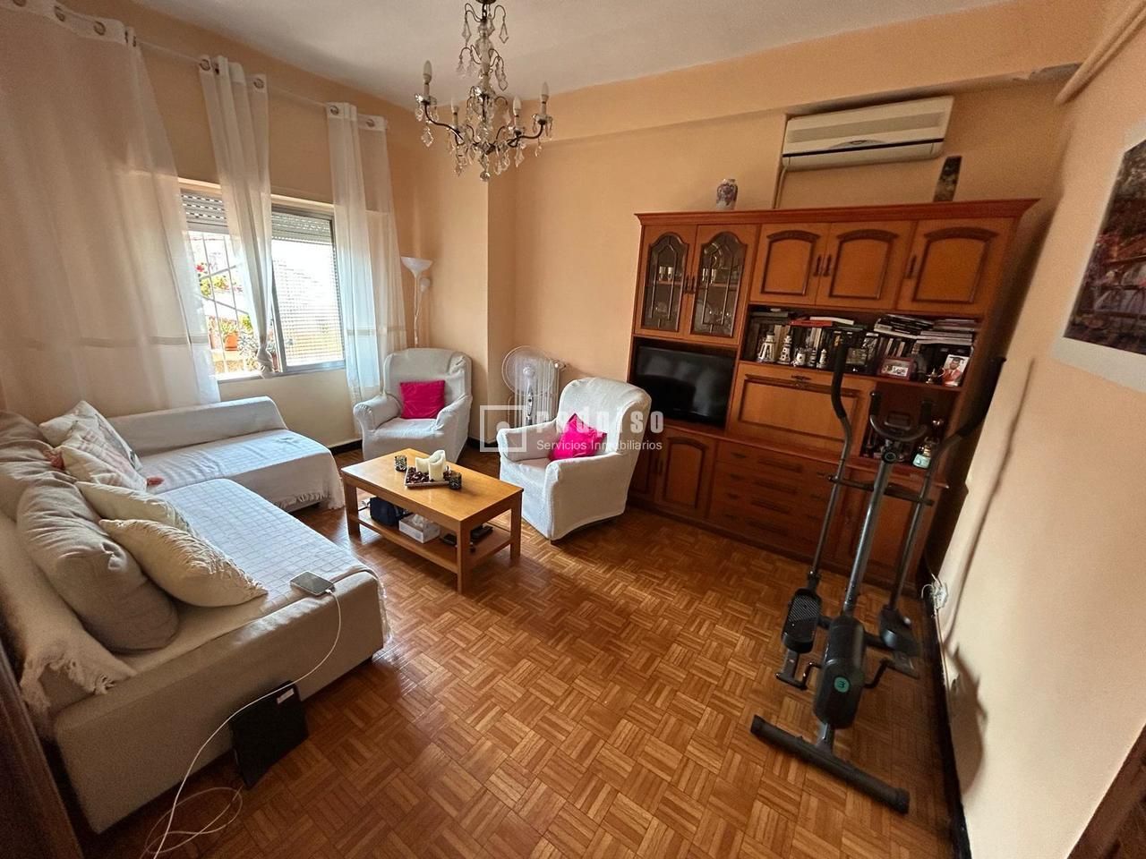 Sala d'estar de Pis en venda en  Madrid Capital amb Calefacció, Parquet i Terrassa