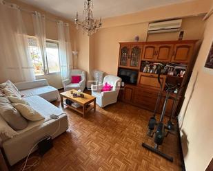 Sala d'estar de Pis en venda en  Madrid Capital amb Calefacció, Parquet i Terrassa