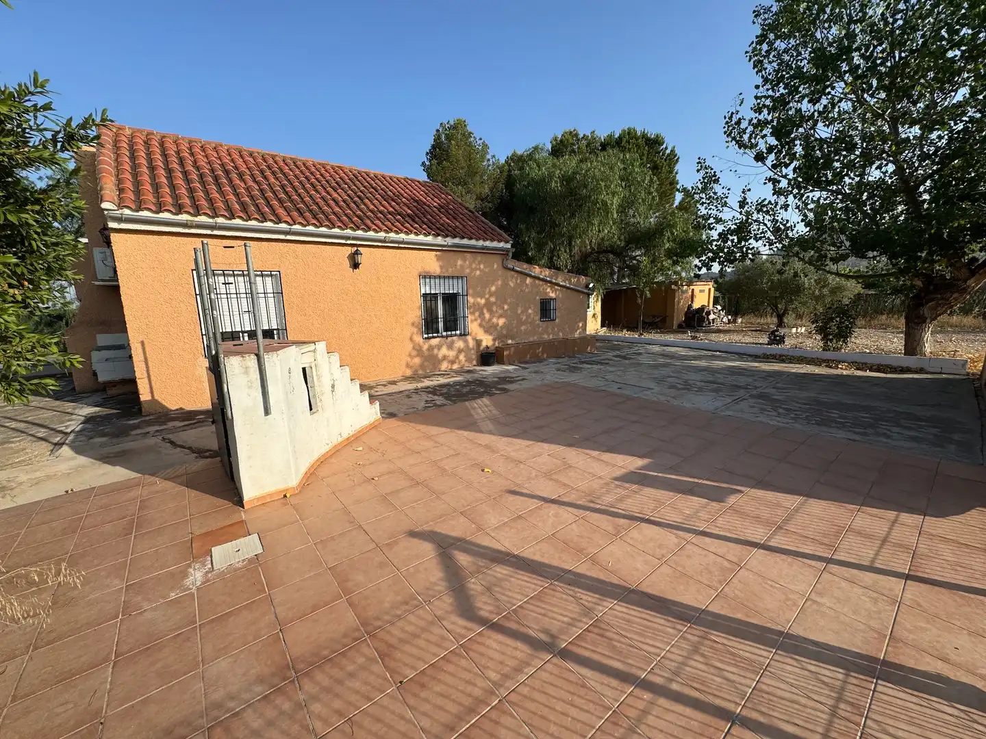 Vista exterior de Casa o xalet en venda en Villena amb Aire condicionat, Jardí privat i Terrassa