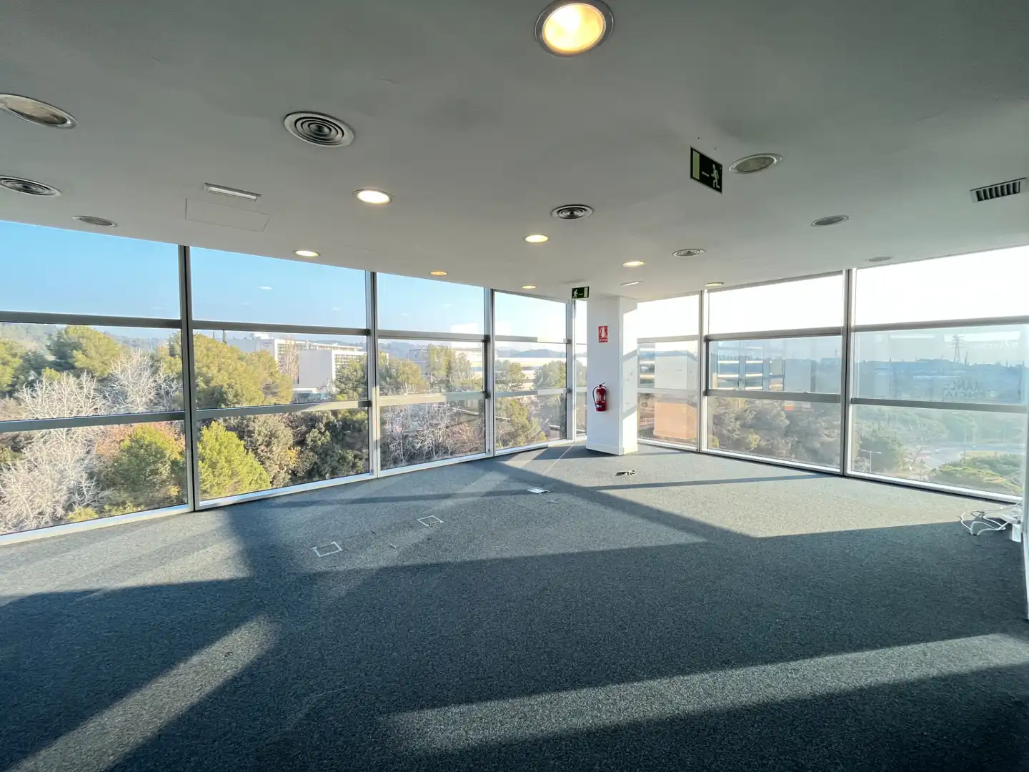 Büro zur Miete in Sant Cugat del Vallès mit Klimaanlage und Heizung