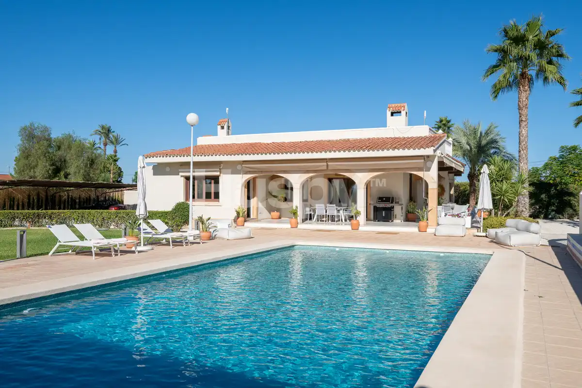 Vista exterior de Casa o xalet en venda en Elche / Elx amb Aire condicionat, Calefacció i Jardí privat