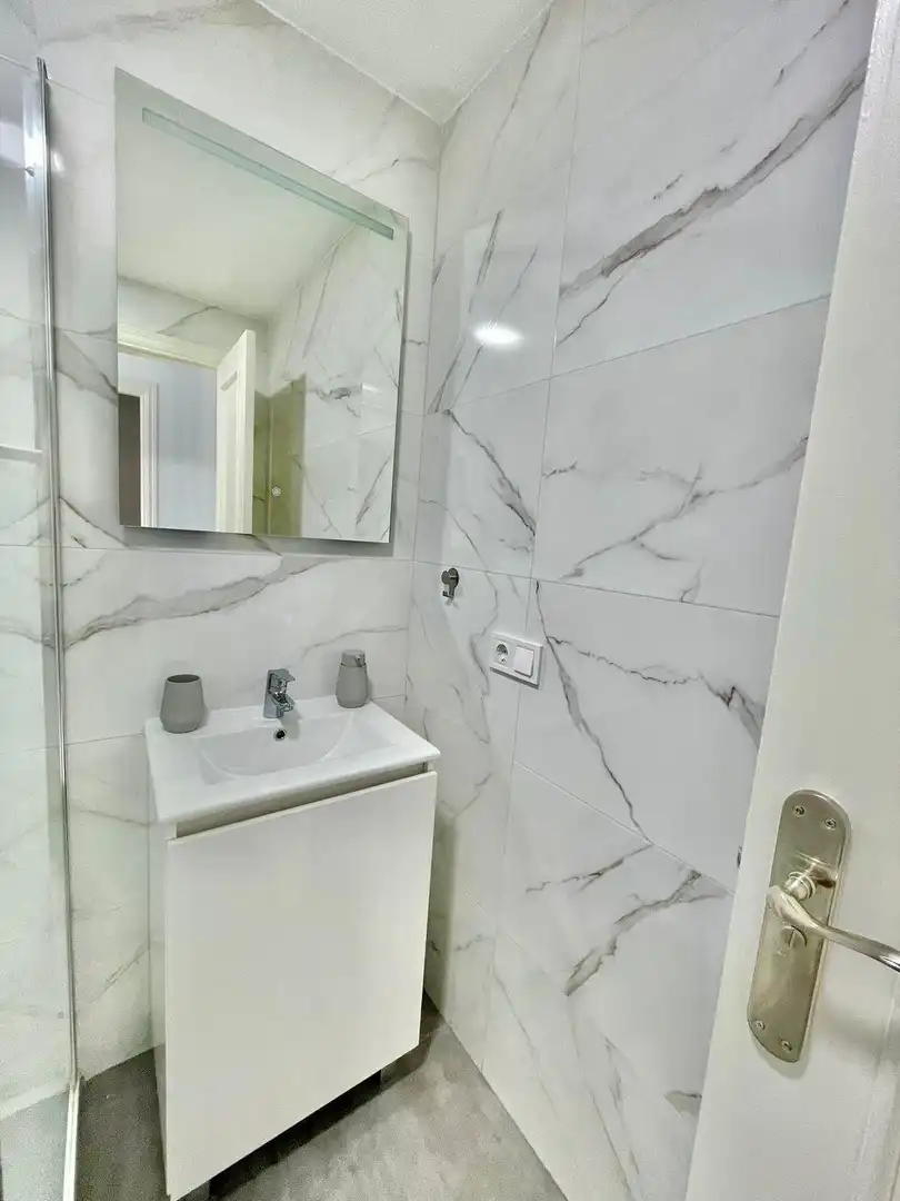 Badezimmer von Wohnungen zum Verkauf in Fuengirola mit Klimaanlage, Terrasse und Gemeinschaftspool