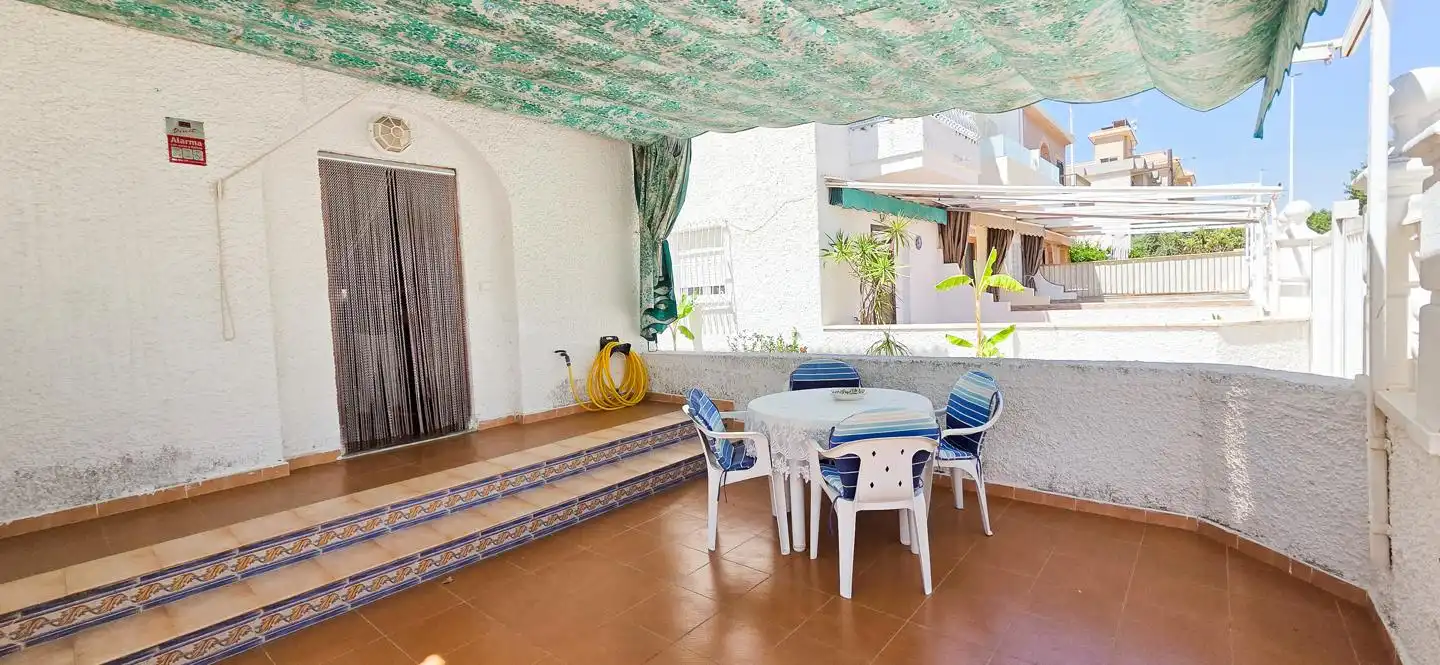 Terrasse von Einfamilien-Reihenhaus zur Miete in Santa Pola mit Klimaanlage, Terrasse und Möbliert