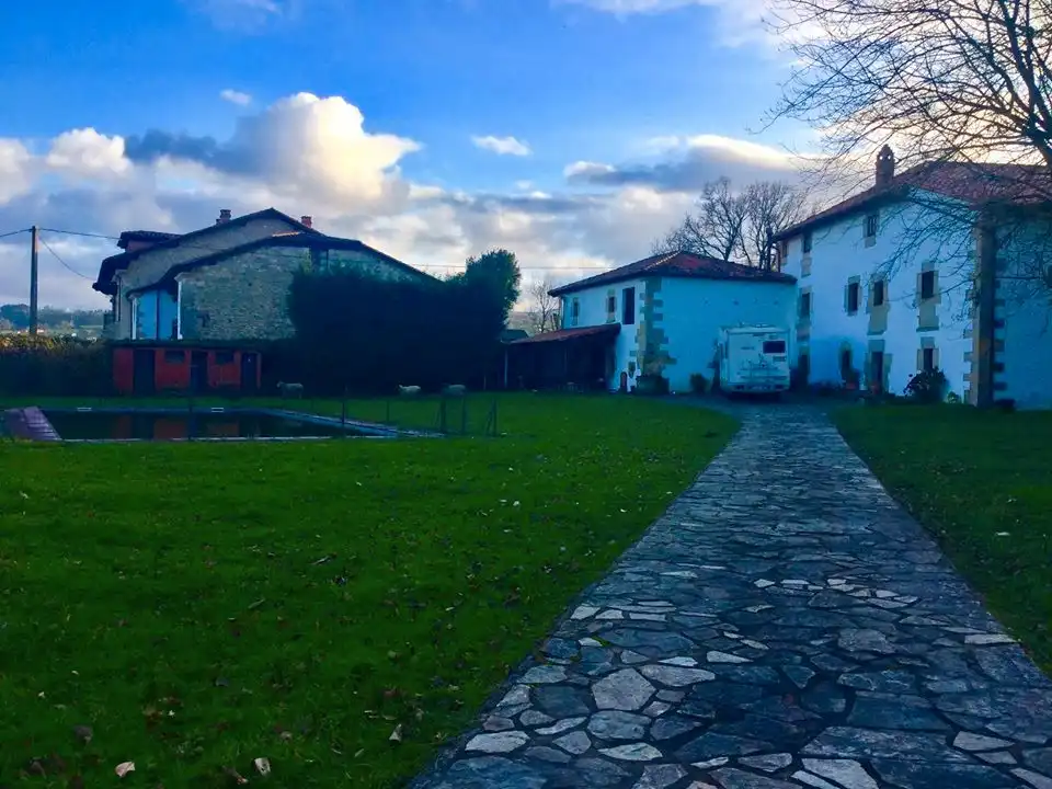 Vista exterior de Casa o xalet en venda en Reocín amb Calefacció, Parquet i Terrassa