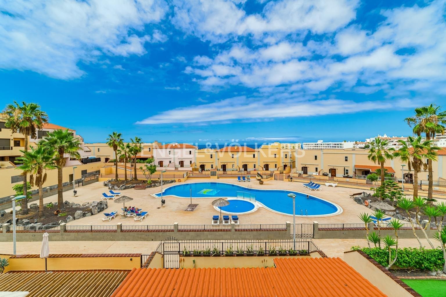 Vista exterior de Piso en venta en Adeje con Terraza, Piscina y Amueblado