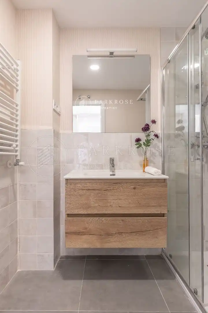 Bathroom of Flat for sale in Madrid  with Air Conditioner, Heating and Terrace