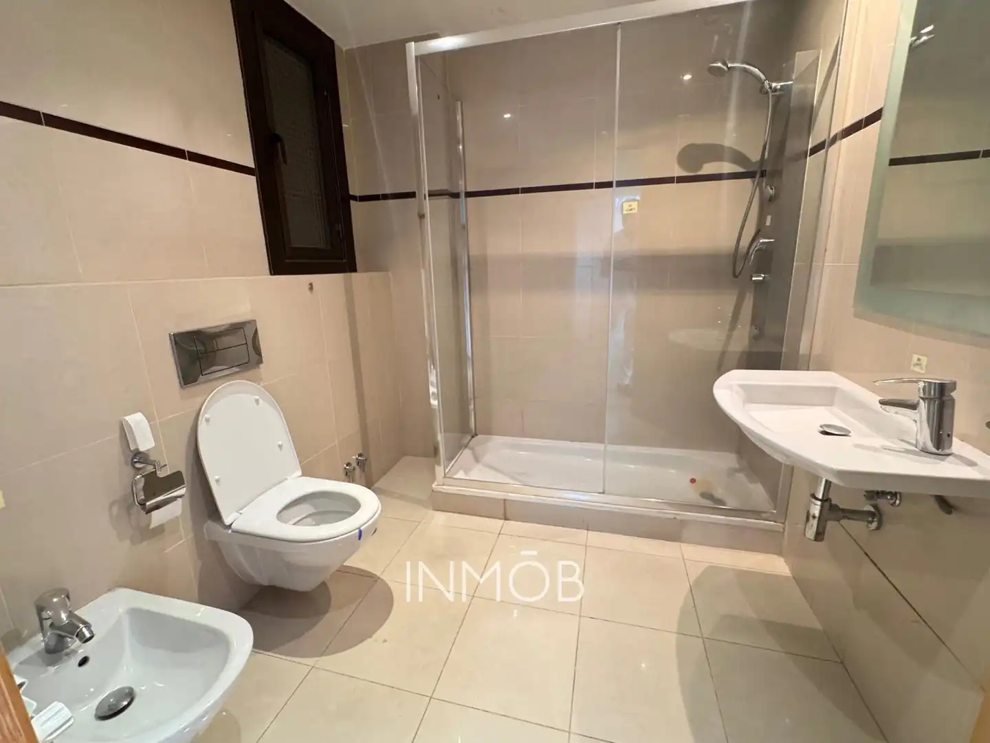 Badezimmer von Wohnung zur Miete in Madrid mit Klimaanlage