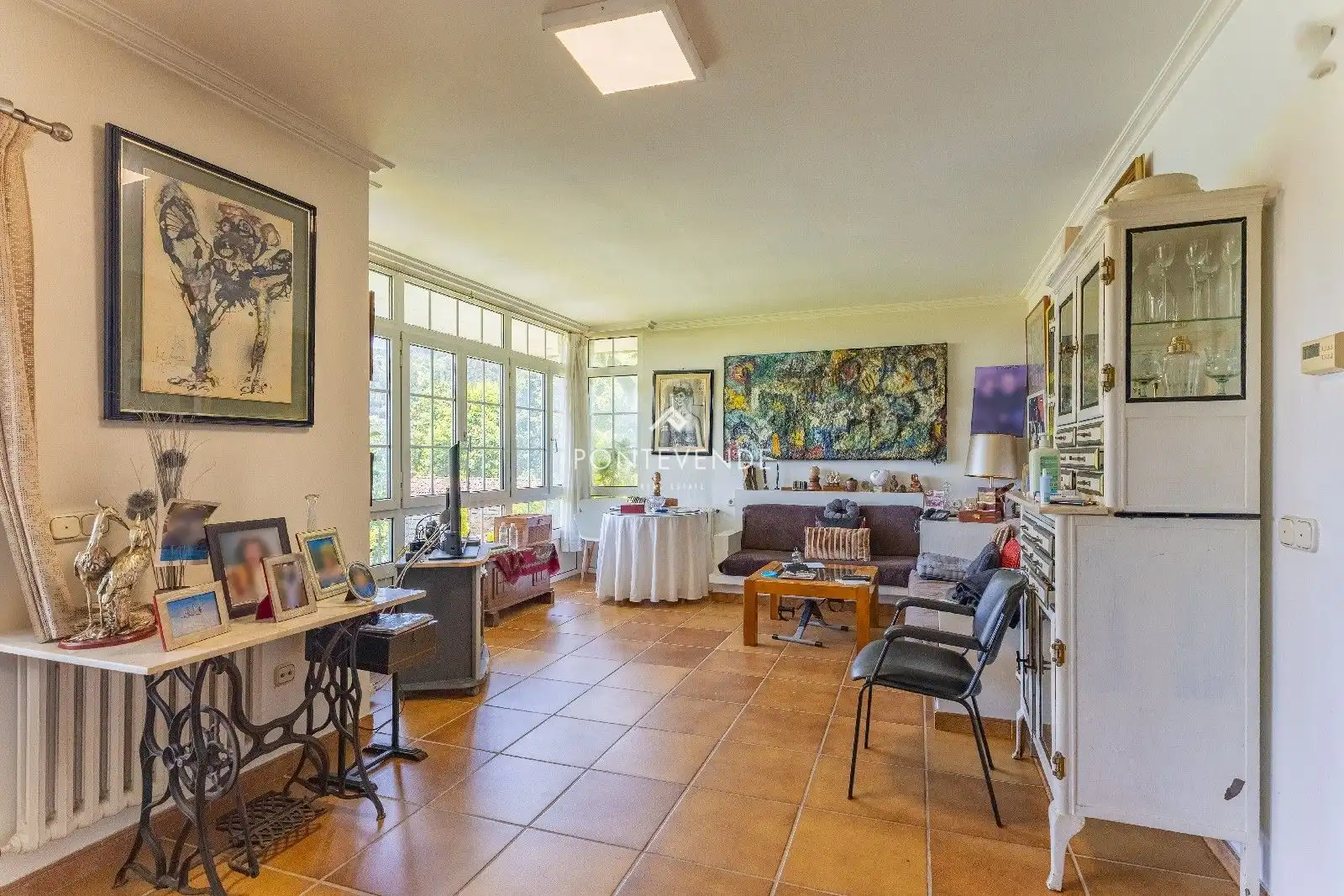 Sala d'estar de Casa o xalet en venda en Pontevedra Capital  amb Terrassa, Traster i Piscina