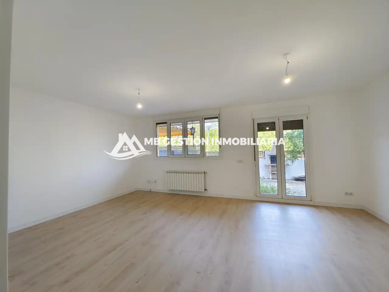 Sala de estar de Casa adosada en venta en Fuenlabrada con Aire acondicionado, Calefacción y Jardín privado