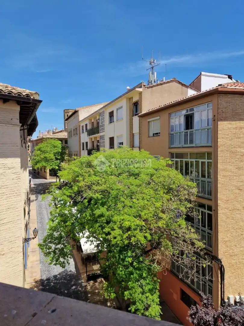 Außenansicht von Wohnung zum Verkauf in Huesca mit Heizung und Balkon