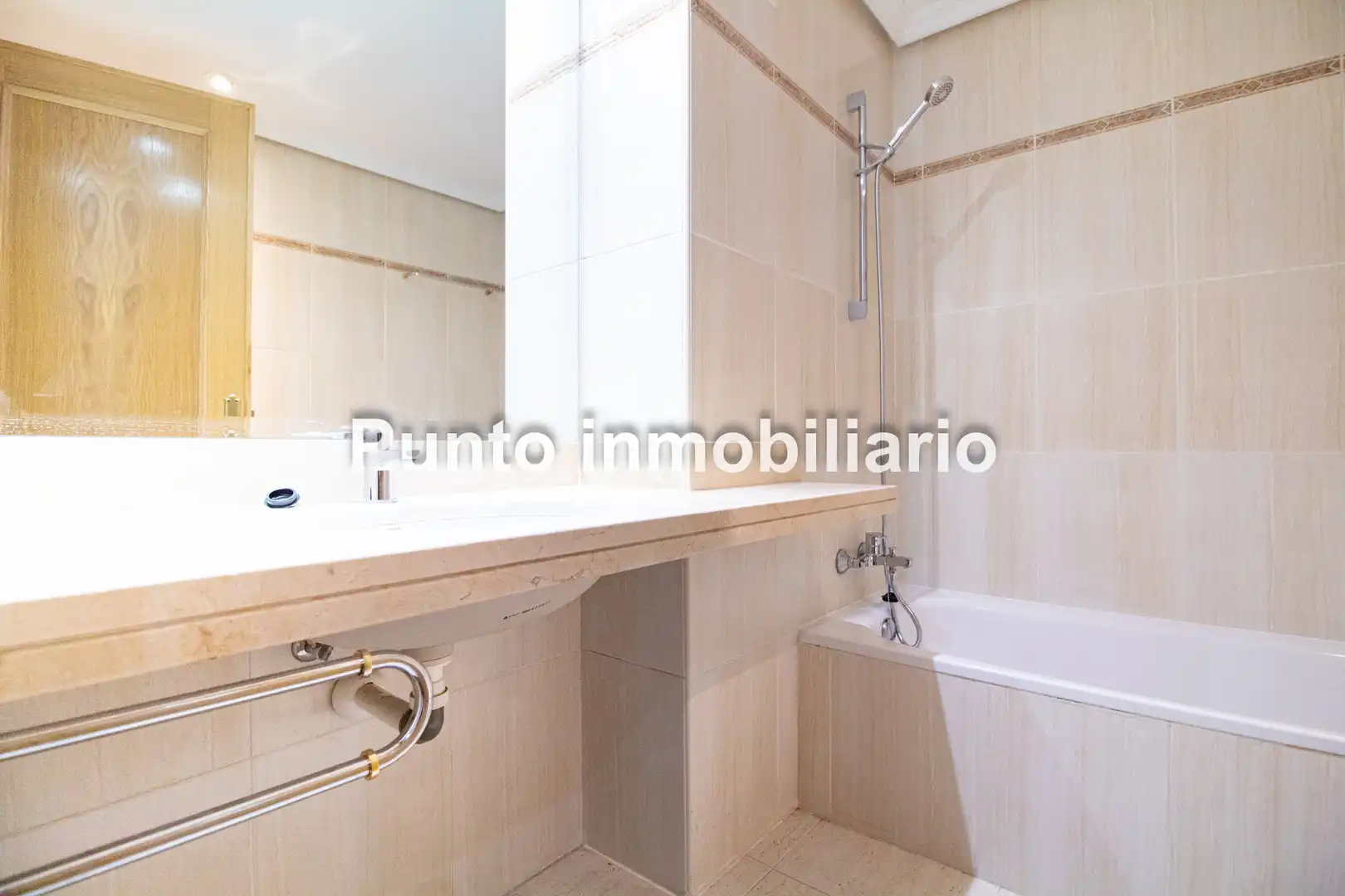 Bathroom of Flat for rent in Valladolid  with Heating and Parquet flooring