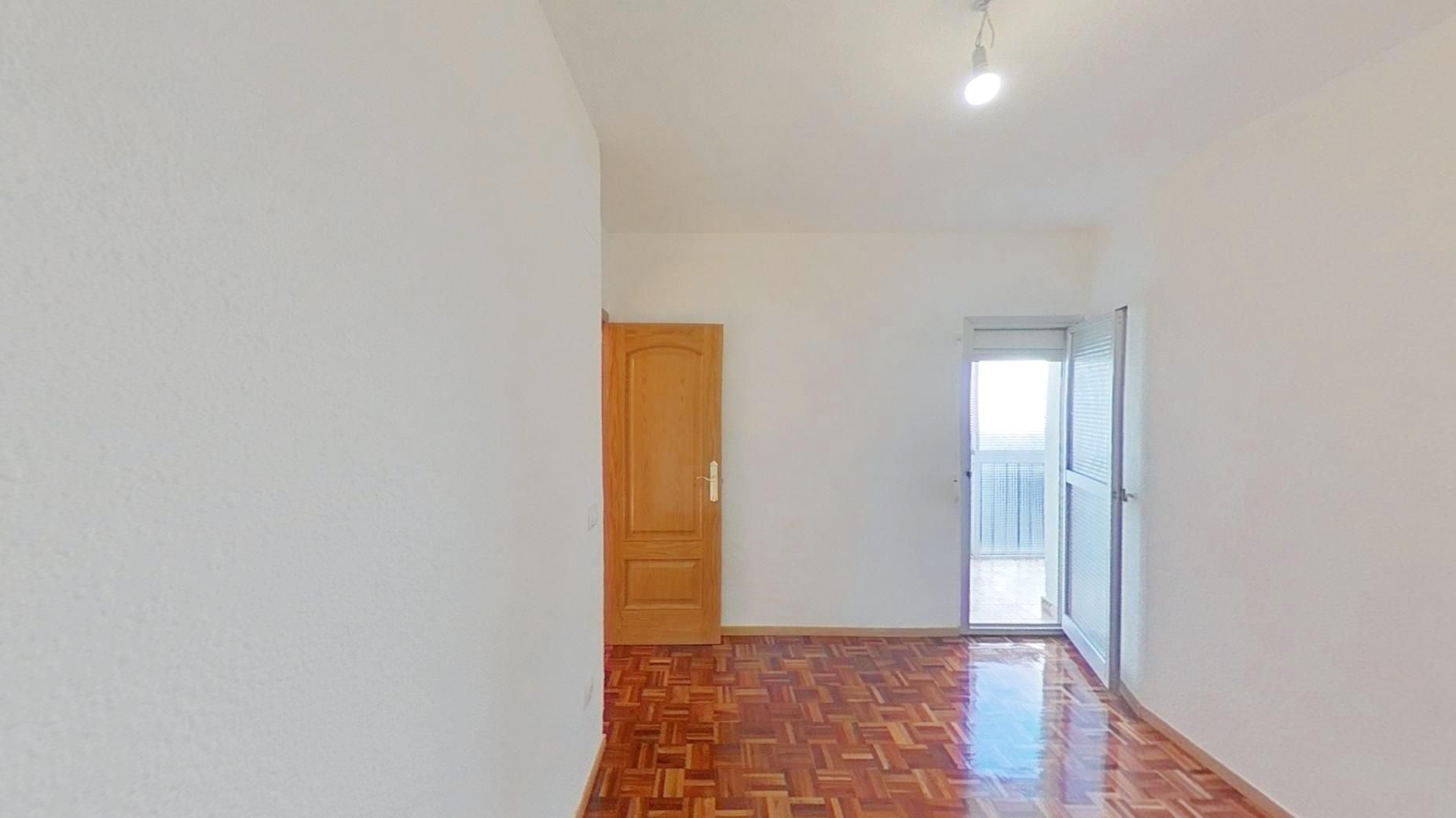 Bedroom of Flat to rent in Alcalá de Henares  with Air Conditioner, Parquet flooring and Terrace