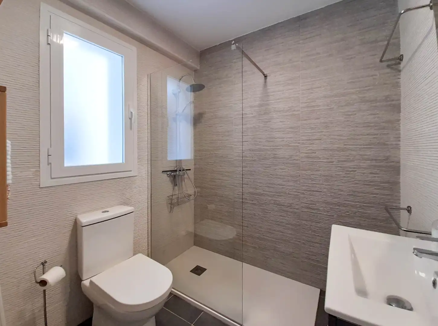 Bathroom of Flat for rent in Madrid  with Heating, Furnished and Oven