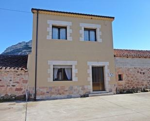 Vista exterior de Casa adosada en venda en Cascajares de la Sierra amb Traster i Moblat