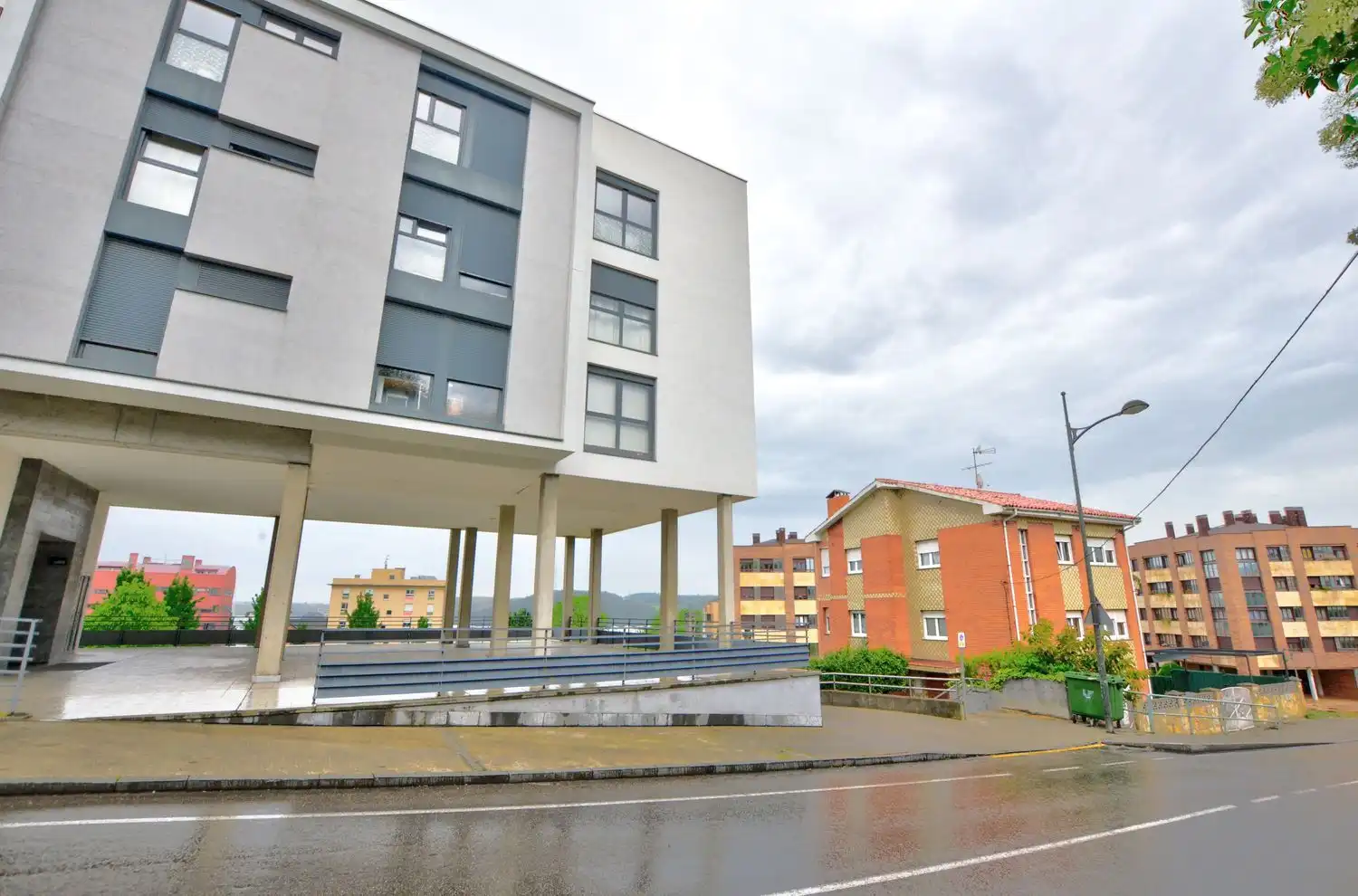 Außenansicht von Wohnung zum Verkauf in Avilés mit Heizung, Abstellraum und Schwimmbad
