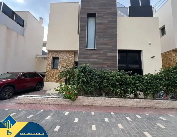 Detached house with pool for sale in Orihuela Costa