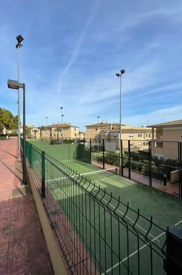 Vista exterior de Ático en venta en Tomares con Terraza y Piscina comunitaria