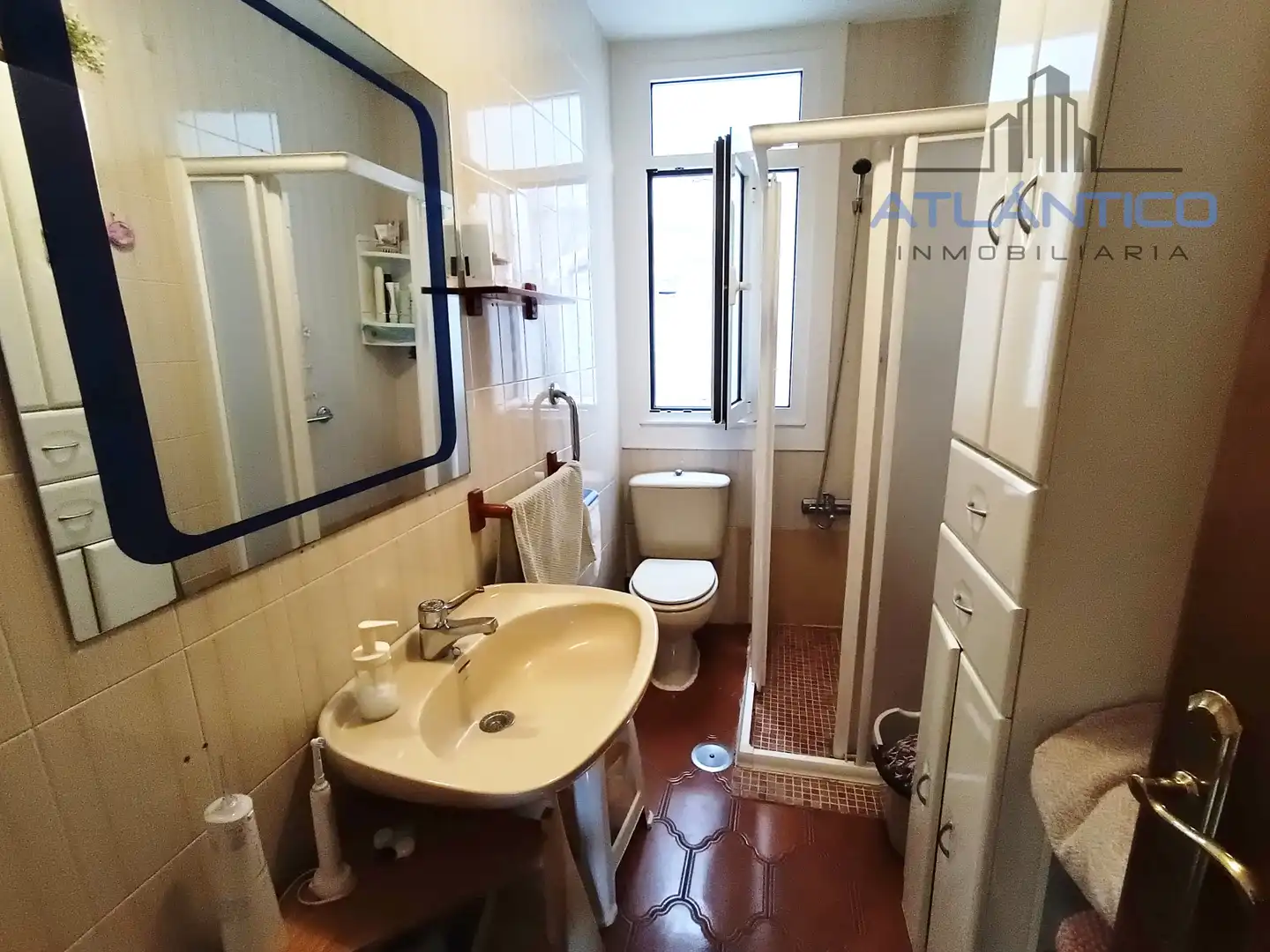 Baño de Apartamento en venta en A Coruña Capital  con Amueblado, Horno y Lavadora