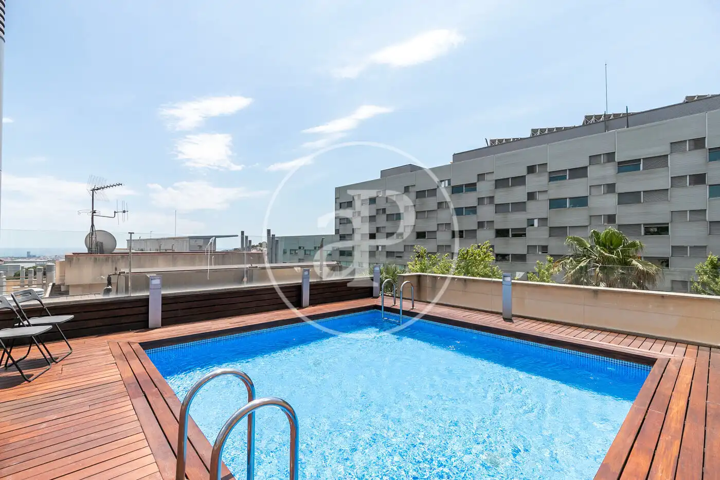 Piscina de Pis en venda en Barcelona amb Aire condicionat, Calefacció i Jardí privat