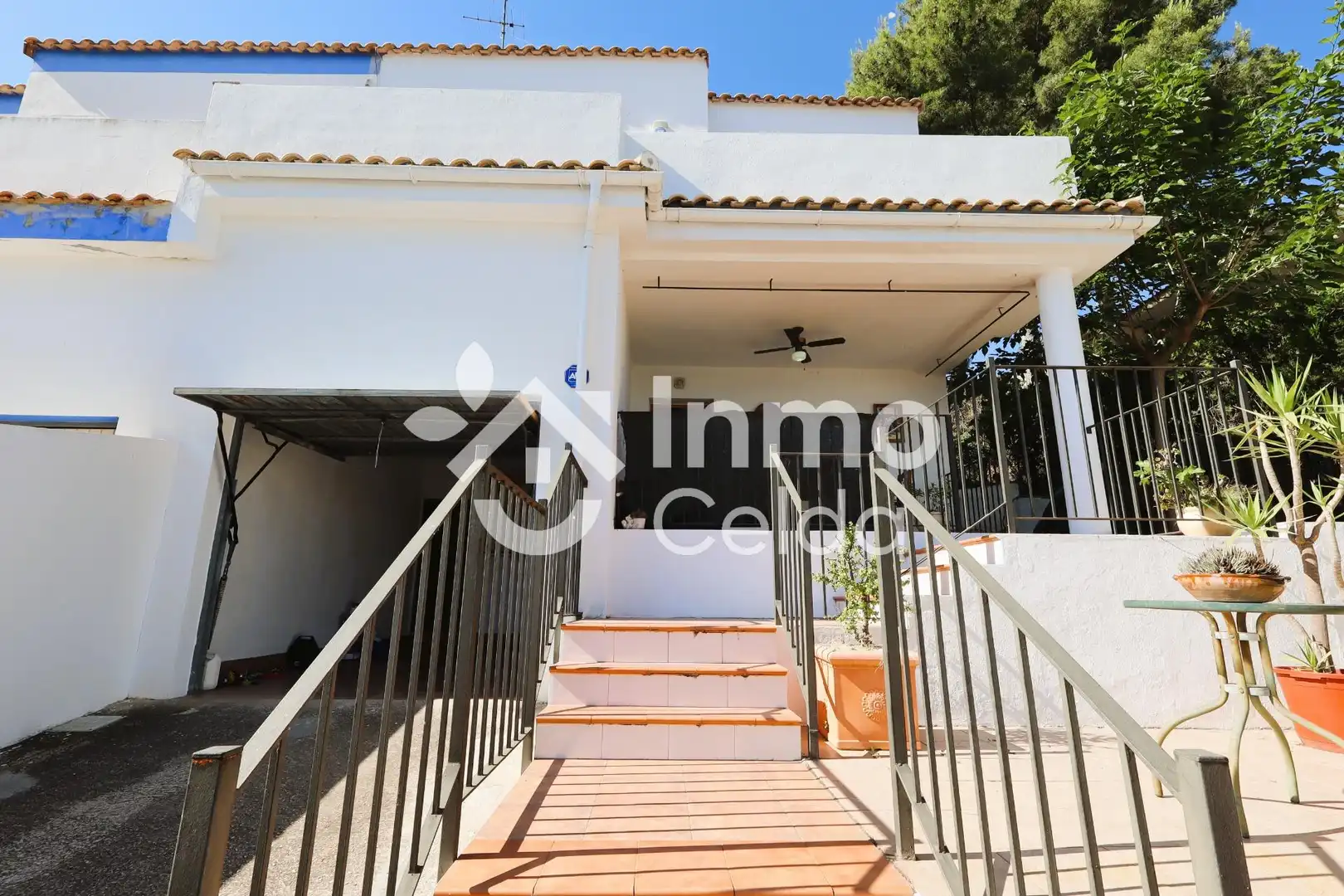 Vista exterior de Casa adosada en venta en Chiva con Calefacción, Jardín privado y Terraza