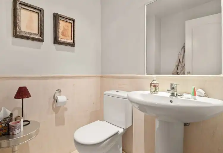 Badezimmer von Einfamilien-Reihenhaus zum Verkauf in Marbella mit Klimaanlage, Privatgarten und Terrasse