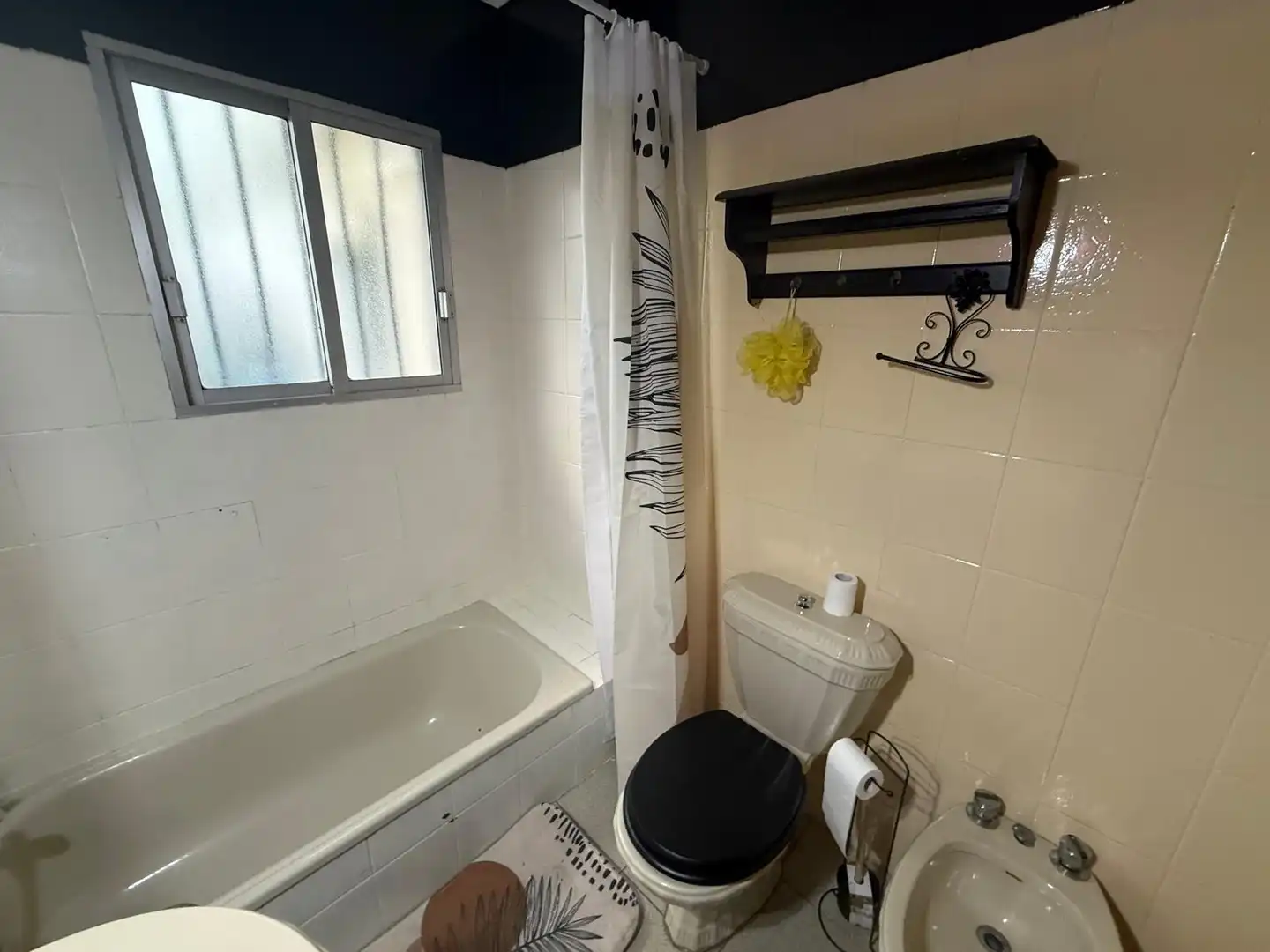 Baño de Piso de alquiler en Huelva con Aire acondicionado, Amueblado y Lavadora