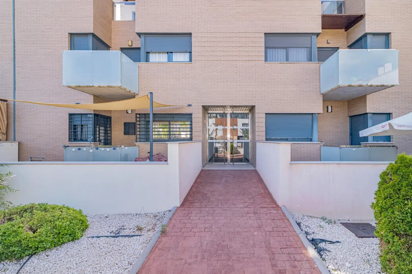 Vista exterior de Pis en venda en Albolote amb Jardí privat, Terrassa i Moblat