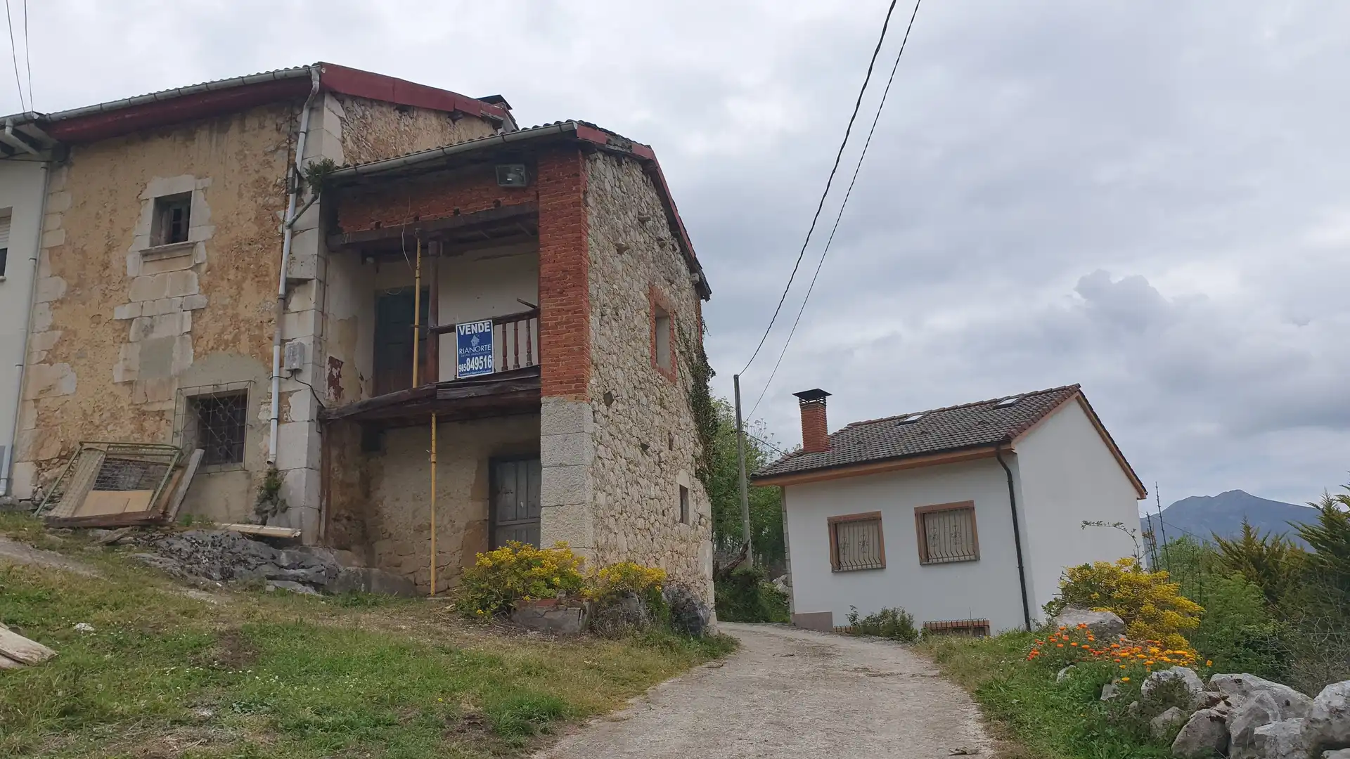 Vista exterior de Casa adosada en venda en Cabrales amb Jardí privat, Traster i Balcó