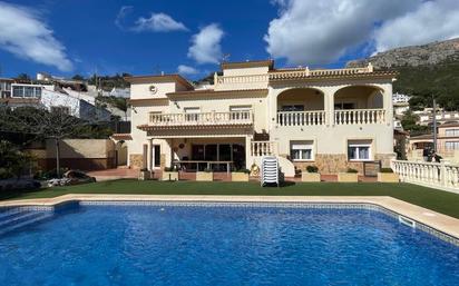 Vista exterior de Casa o xalet en venda en Calpe / Calp amb Aire condicionat, Jardí privat i Terrassa