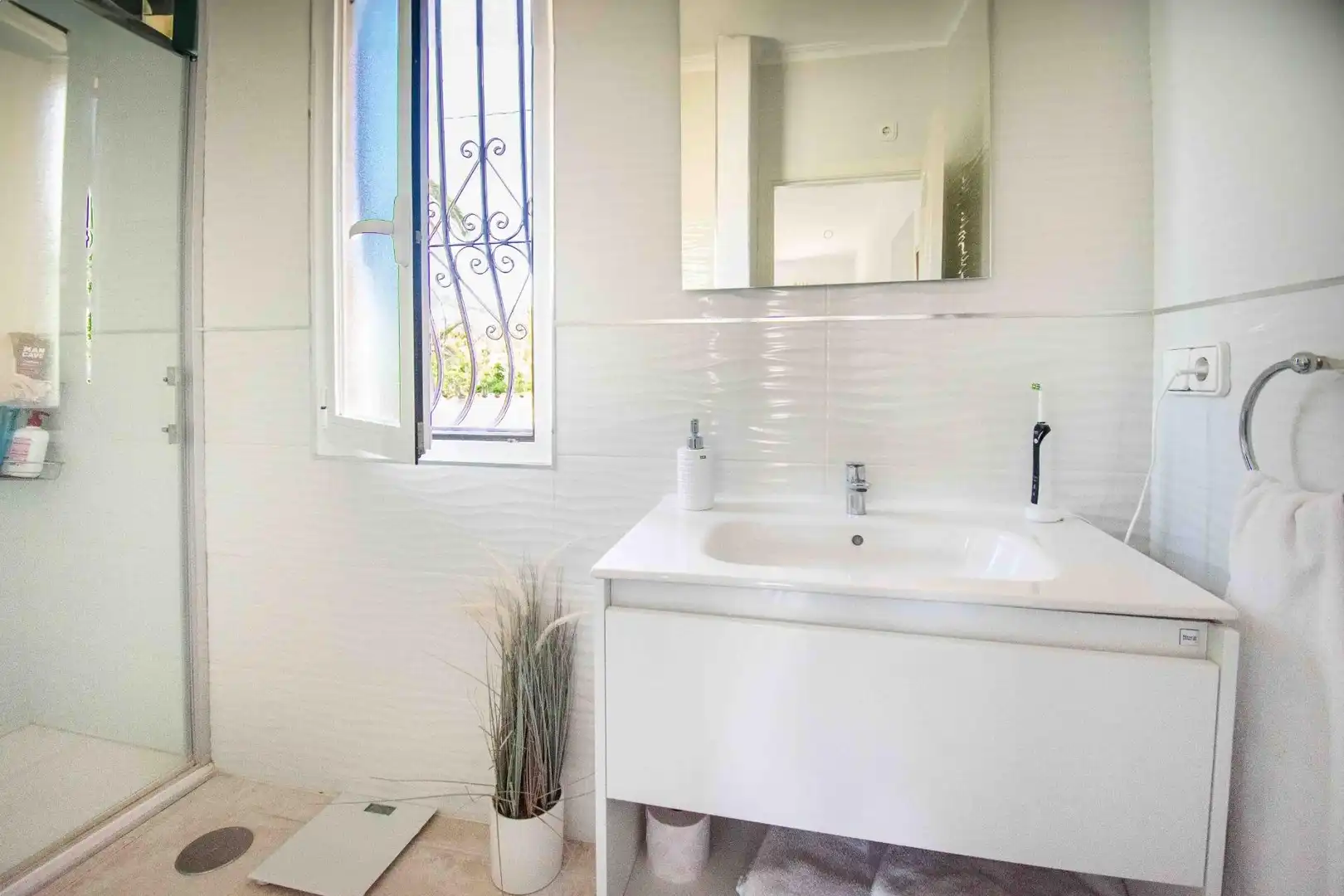 Bathroom of Detached homes for sale in L'Alfàs del Pi  with Air Conditioner, Private garden and Swimming Pool