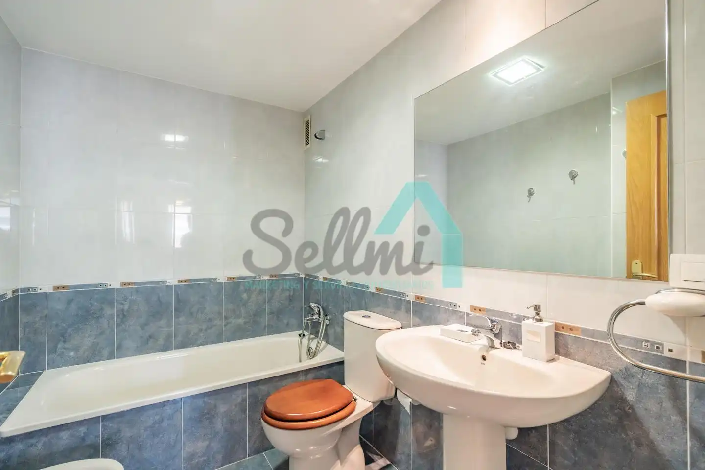 Bathroom of Flat for rent in Oviedo   with Heating, Parquet flooring and Furnished