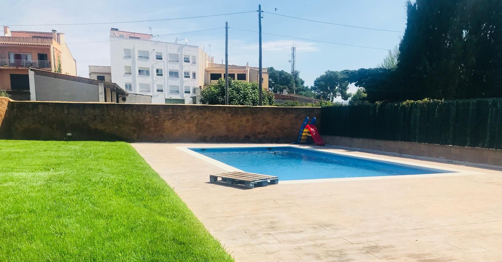 Swimming pool of Flat for sale in Vila-sacra  with Air Conditioner, Heating and Private garden
