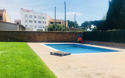 Swimming pool of Flat for sale in Vila-sacra  with Air Conditioner, Heating and Private garden