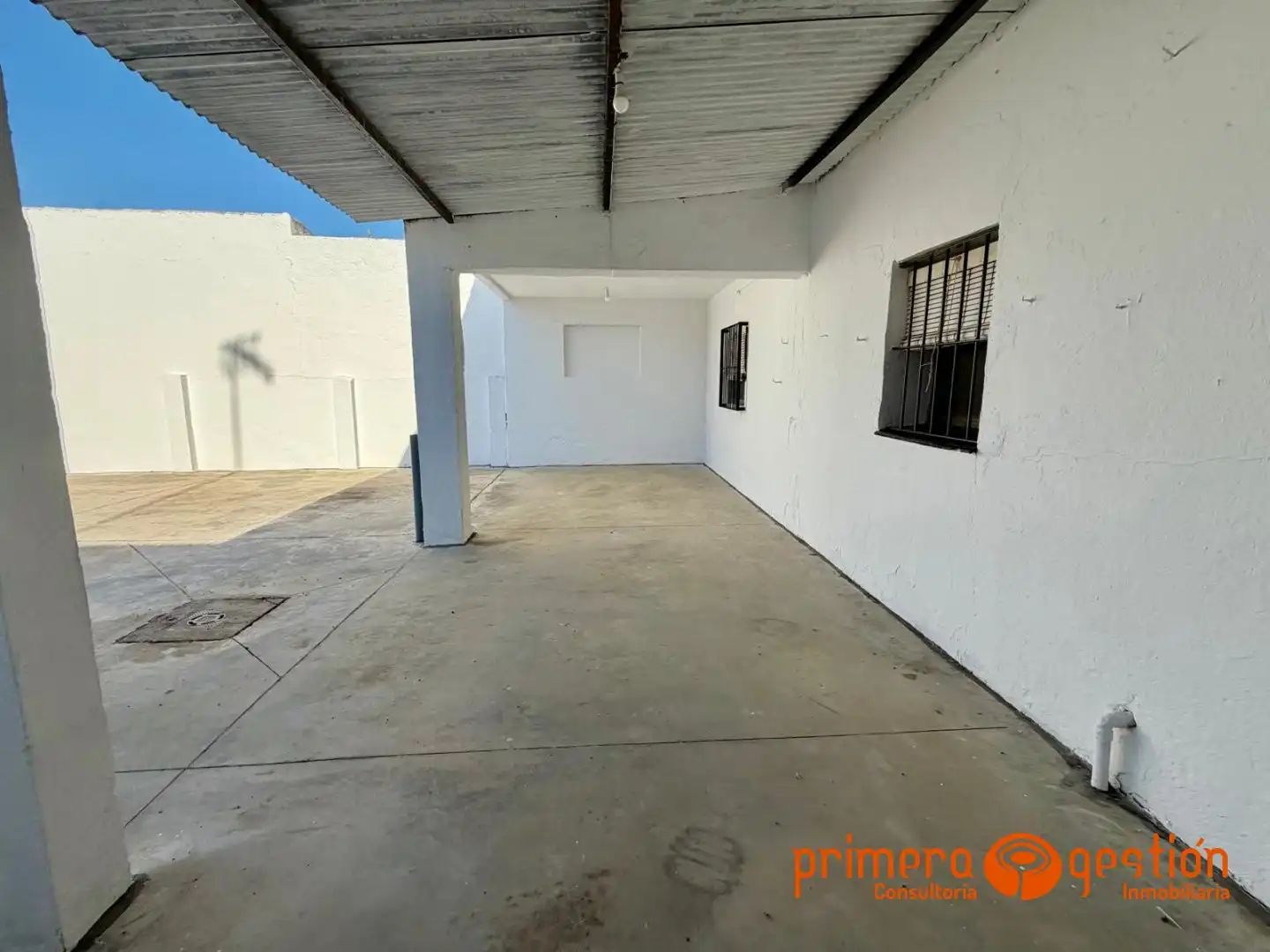 Vista exterior de Casa o chalet en venta en Lora del Río con Trastero y Amueblado